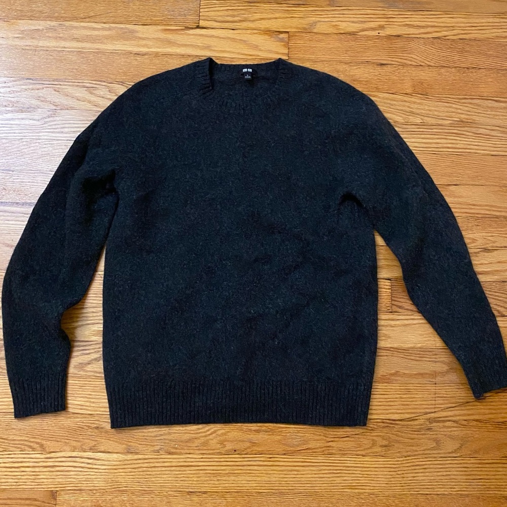 Uniqlo Men’s Dark Gray Crewneck Wool Sweater